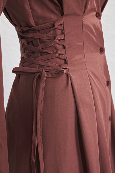 Trendyol Modest Hnědé šněrovací detailní tkané šaty TCTSS25EB00141