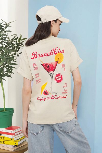Trendyol Collection Übergroßes/breites gestricktes T-Shirt mit Steindruck auf der Vorderseite und Rückseite TWOSS25TS00123