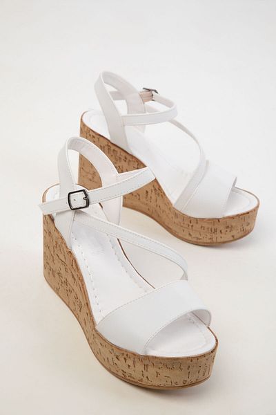 SOHO Weiße Damenschuhe mit Keilabsatz 20431