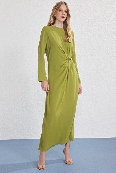 Trendyol Modest Χακί χρυσή καρφίτσα Λεπτομερές υφαντό φόρεμα Aerobin TCTSS25EB00138