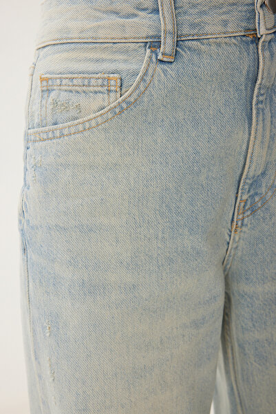Happiness İstanbul Hellblaue Damenjeans mit mittlerer Taille und verblasstem Effekt UT00029