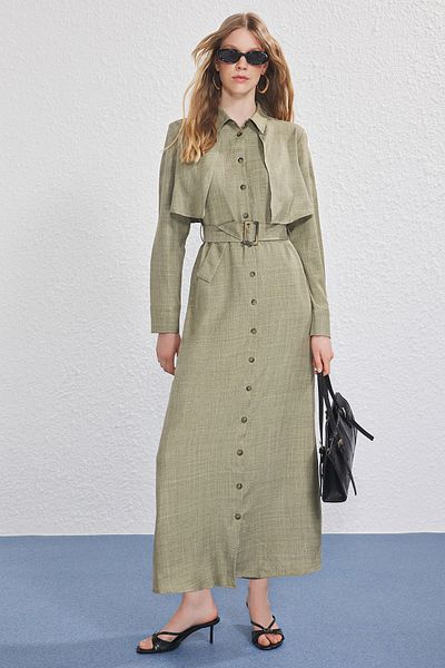 Trendyol Modest Khakifarbenes, gewebtes Kleid in Leinenoptik mit Gürteldetail TCTSS25EB00135