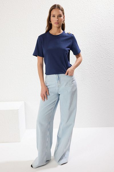 Trendyol Collection Sötétkék 100% pamut arany gombos részletes normál/normál szabású kötött póló TWOSS25TS00039