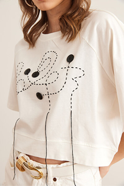 Olalook Γυναικείο βαμβακερό μπλουζάκι με λεπτομέρεια σχεδίου εκρού με κουμπιά TSH- 19000855