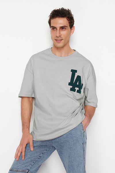 Trendyol Collection Übergroßes Baumwoll-T-Shirt mit Süzene City-Stickerei - TMNSS22TS2268