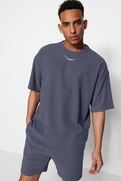 Trendyol Collection Indigoblaues, strukturiertes, übergroßes Ottoman-T-Shirt – Rundhalsausschnitt, kurze Ärmel – TMNSS23TS00081