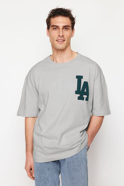 Trendyol Collection Übergroßes Baumwoll-T-Shirt mit Süzene City-Stickerei - TMNSS22TS2268