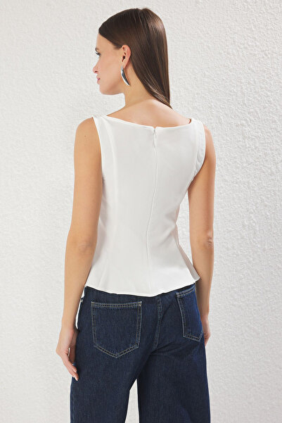 Trendyol Collection Bílá halenka s čtvercovým výstřihem Peplum Woven TWOSS25BZ00497