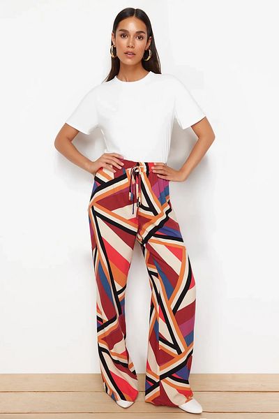 Trendyol Collection Rote Hose mit weitem Bein, elastischem Bund und Bindedetail/gemustertem Webmuster TWOSS24PL00159