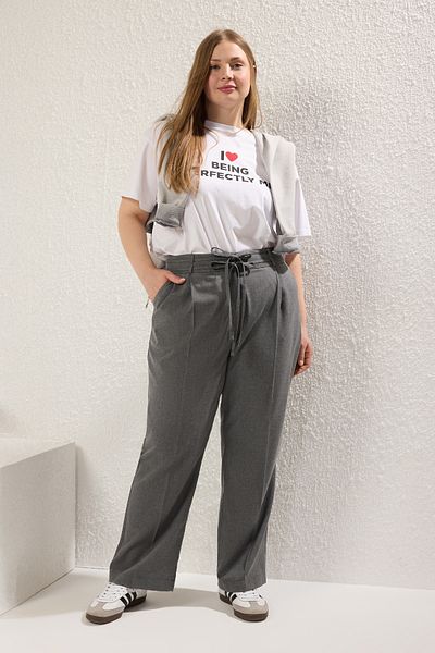Trendyol Curve Graue, plissierte, gewebte Hose mit Schnürung in Übergröße TBBSS25AR00049