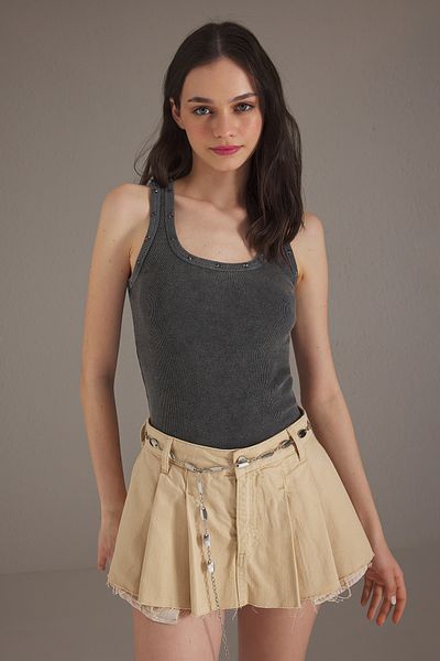 Trendyol Collection Anthrazitfarbenes Strick-Unterhemd mit Heftklammer-Detail – sitzend am Körper, TWOSS25AL00015