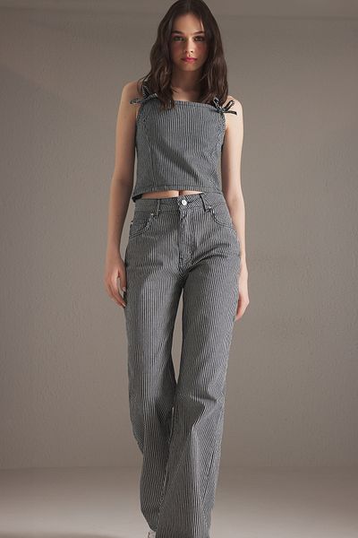 Trendyol Collection Dunkelblau gestreifte Jeans mit normaler Taille und weitem Bein TWOSS25JE00258