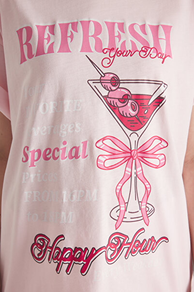 Trendyol Collection Hellrosa, 100 % dicke Baumwolle, mit Cocktail-Print, Oversize/Weit geschnittenes Strick-T-Shirt TWOSS25TS00163