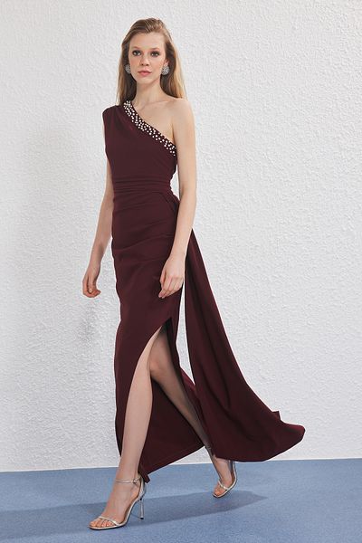 Trendyol Collection Detailliertes Maxi-Abendkleid aus Webstoff – Abendkleid mit Perlenaccessoires, Burgunderstein TPRSS25AE00173