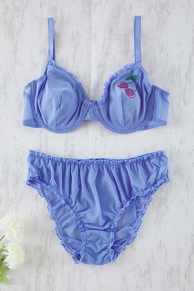 Trendyol Curve Blaues, gestricktes, kirschgemustertes Dessous-Set mit Trägern in Übergröße TBBSS25DG00005