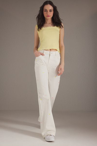 Trendyol Collection Weiße, mit Blumen bestickte Jeans mit normaler Taille und weitem Bein TWOSS25JE00232
