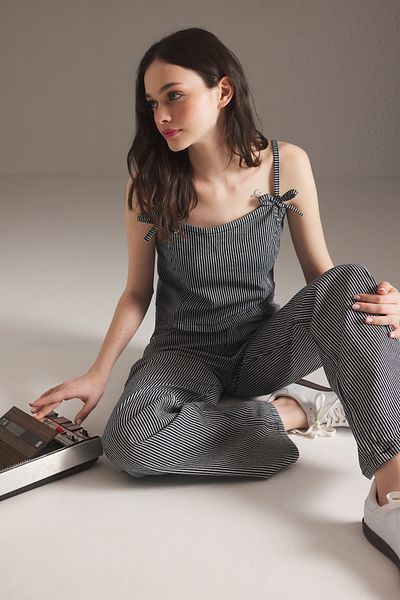 Trendyol Collection Dunkelblaue Denim-Bluse mit Schleife und dünnem Träger TWOSS25BZ00480