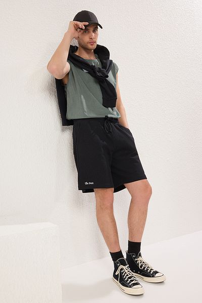 Trendyol Collection Übergroße schwarze strukturierte Shorts mit Stickerei – Bermuda TMNSS25SR00044