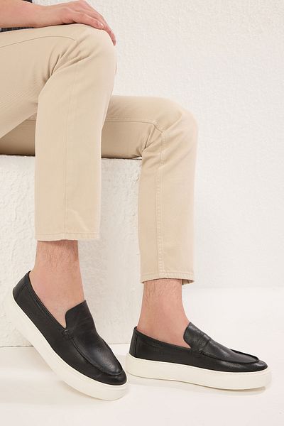 TRENDYOL SHOES Čierne pánske mokasínové topánky z pravej kože TAKSS25LA00014