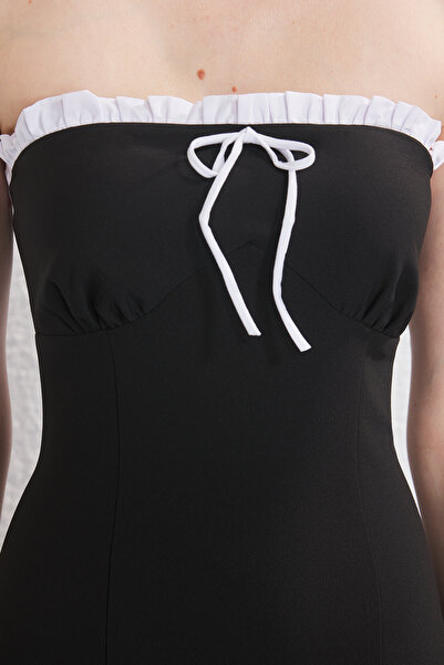 Trendyol Collection Černo-bílé krajkové detailní tkané mini večerní šaty Noční šaty pro návrat domů TPRSS25EL00289