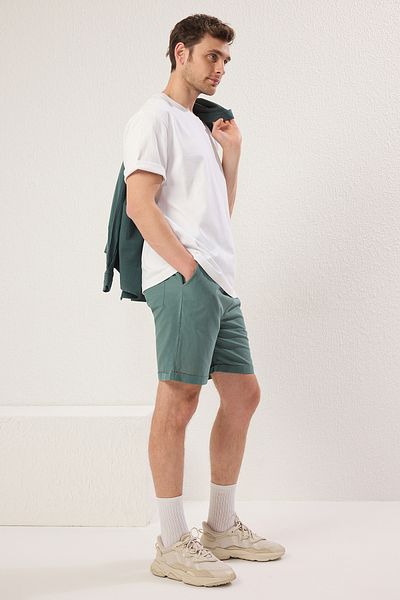 Trendyol Collection Dunkelgrüne, reguläre Passform – 100 % Baumwolle, taillierte Shorts, Bermuda TMNSS25SR00003