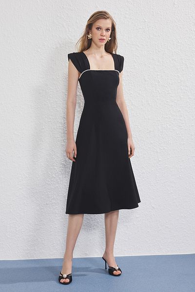 Trendyol Collection Černé perleťové detailní tkané midi večerní šaty s otevřeným pasem noční promoce TPRSS25EL00287