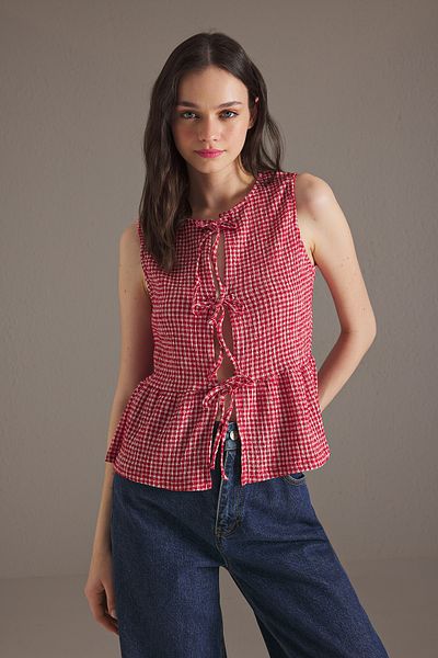 Trendyol Collection Rote Schnürung mit Gingham-Muster, genau wie die ärmellose, dehnbare Strickbluse