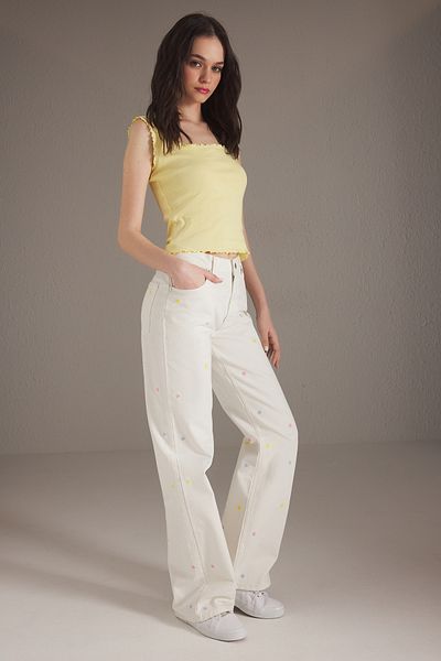 Trendyol Collection Weiße, mit Blumen bestickte Jeans mit normaler Taille und weitem Bein TWOSS25JE00232