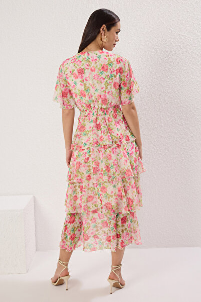 Trendyol Collection Rosa Blumenmuster Midikleid aus Chiffon mit Taillierung und fließendem Schnitt TWOSS25EL00451