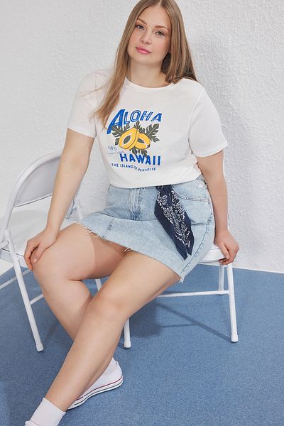 Trendyol Curve Ecru T-shirt z nadrukiem i okrągłym dekoltem Plus Size TBBSS25BF00064