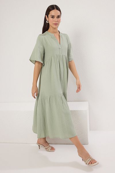 Trendyol Collection Khakifarbenes, weit geschnittenes Midi-Webkleid aus Musselin TWOSS25EL00209