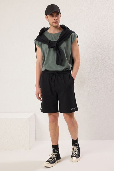 Trendyol Collection Übergroße schwarze strukturierte Shorts mit Stickerei – Bermuda TMNSS25SR00044