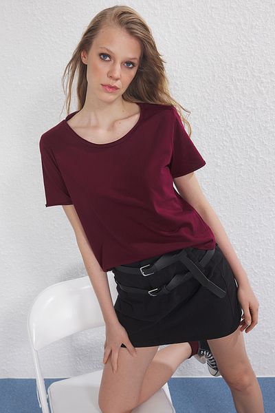 Trendyol Collection Tricou tricotat Burgundy - 100% bumbac, guler, mânecă scurtă, croială obișnuită TWOSS25TS00192