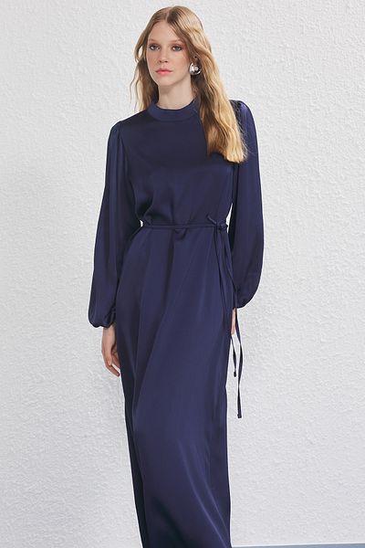 Trendyol Modest Saténové večerní šaty s krajkou v námořnické modré TCTSS25EB00136