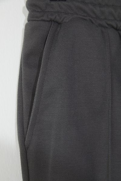 Trendyol Collection Anthrazitfarbene, mittelgroße, strukturierte Piqué-Shorts mit Gummizug und Nahtdetails, reguläre Passform TMNSS23SR00042