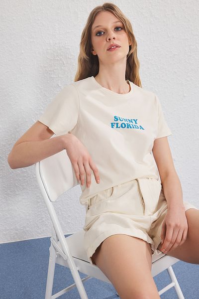 Trendyol Collection Tricou tricotat cu imprimeu cu slogan de piatră detaliat, cu potrivire normală/noră TWOSS25TS00190