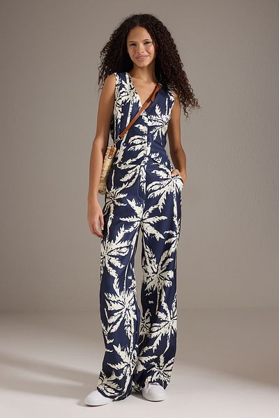 Trendyol Collection Set aus blauer Leinenweste mit V-Ausschnitt und Hose mit weitem Bein – TWOSS25AU00090
