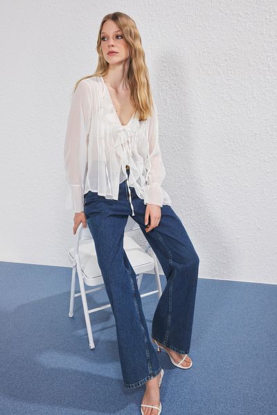 Trendyol Collection Λεπτομερές πουκάμισο από σιφόν λάστιχο με λευκό βολάν TWOSS25GO00141