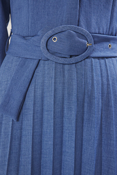 Trendyol Modest Țesătură de in Saks cu centură plisată, potrivită pentru utilizarea sezonieră, vară, iarnă, rochie țesută TCTSS25EB00115