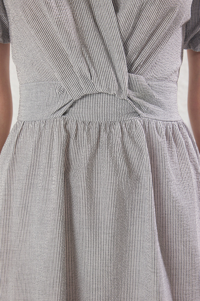 Trendyol Collection Schwarz gestreiftes, gewebtes Midikleid mit Taillendetail TWOSS23EL02233