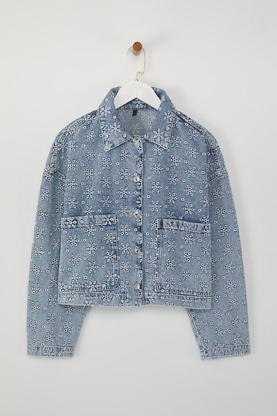 Trendyol Collection Blaue, locker sitzende Jeansjacke mit Blumenstickerei TWOSS25CE00059