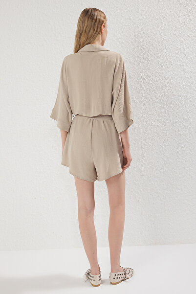 Trendyol Collection Béžová krátká tkaná kombinéza s páskem TWOSS25TU00062