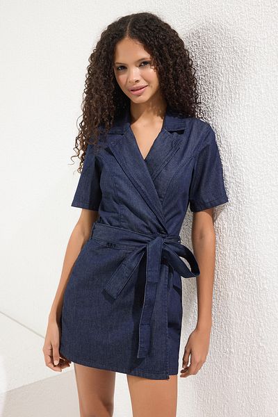 Trendyol Collection Dunkelblauer Mini-Jeansoverall mit Gürtel TWOSS25TU00033