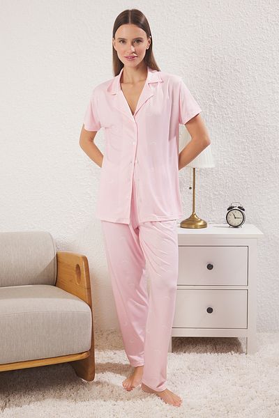 Trendyol Collection Růžová sada pleteného pyžama se vzorem Galaxy THMSS25PT00380