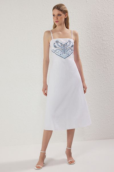 Trendyol Collection Fehér A-vonalú hímzésű Midi bélésű poplin szőtt ruha TWOSS25EL00218