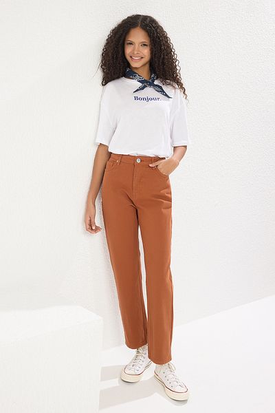 Trendyol Collection Braune gerade Jeans mit hoher Taille TWOSS25JE00253