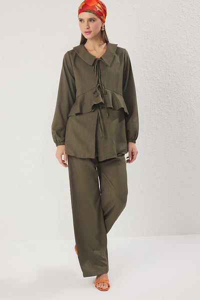 Trendyol Modest Khakifarbenes Leinen-Unter- und Oberteil-Set mit Rüschendetail und Schnürung TCTSS25US00022