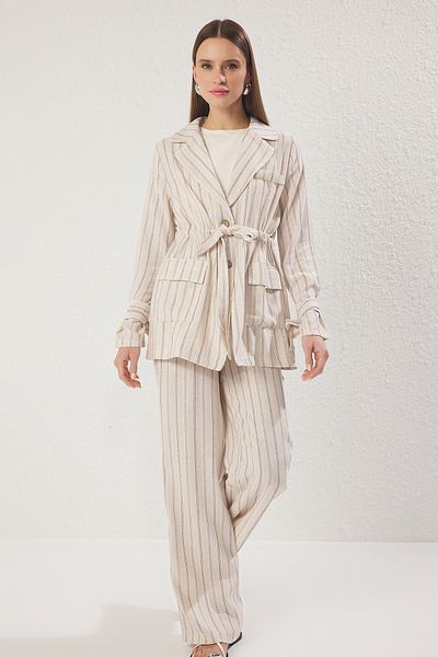 Trendyol Modest طقم علوي وسفلي منسوج مخطط ومخلوط من الكتان باللون البيج TCTSS25US00027