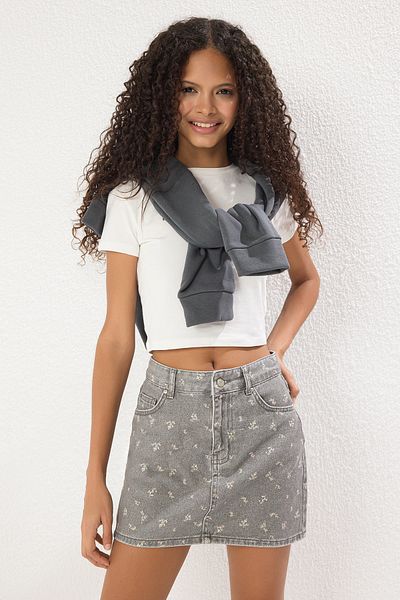 Trendyol Collection Grauer Mini-Jeans-Ballonrock mit Blumenmuster und normaler Taille TWOSS25ET00161