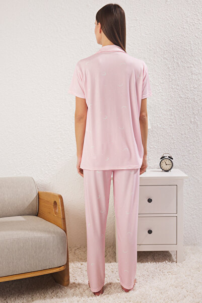 Trendyol Collection Rosa gestricktes Pyjama-Set mit Galaxiemuster THMSS25PT00380